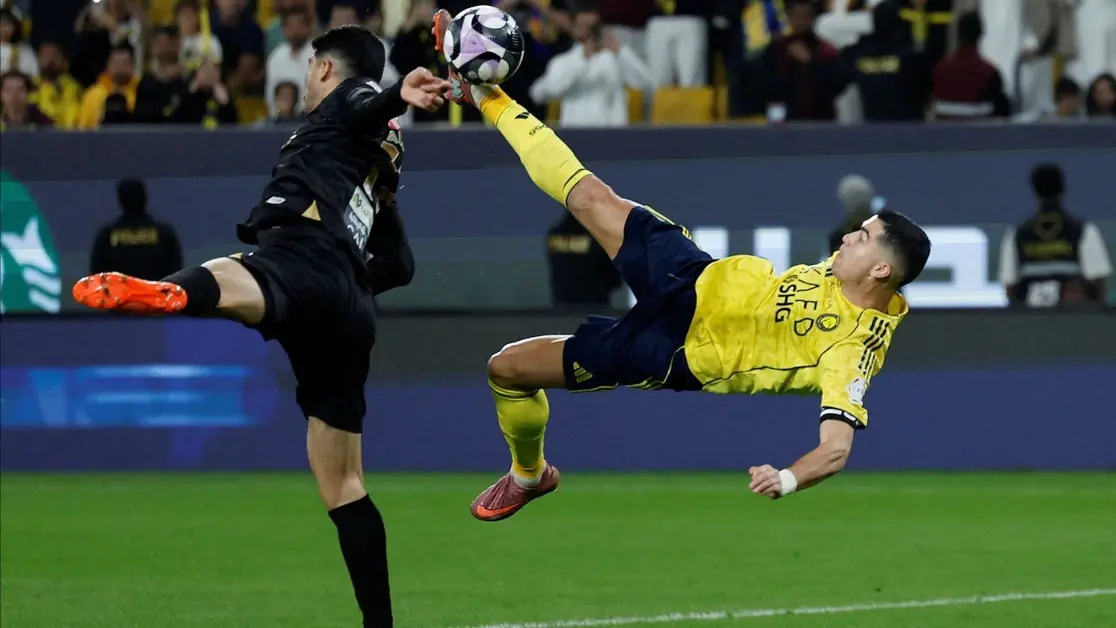 Ronaldo tái hiện siêu phẩm móc bóng ở tuổi 40